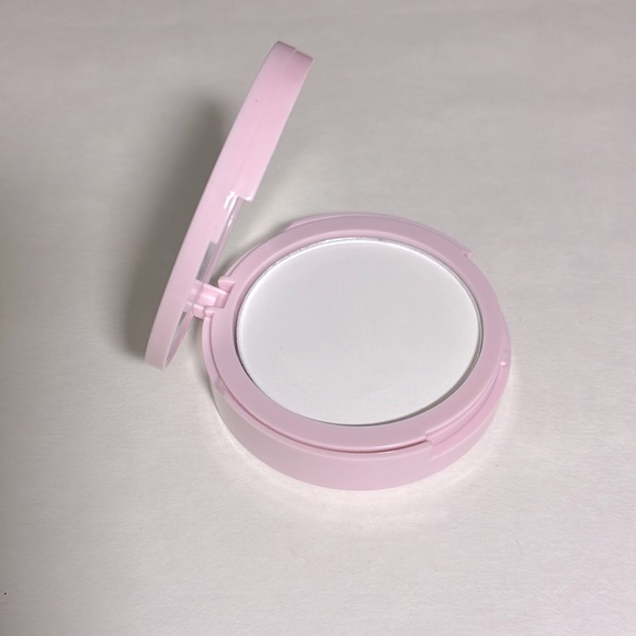 ✨💕Ellen Tracy Translucent Blurring Powder - Picture 3 of 4